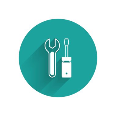 Beyaz tornavida ve ingiliz anahtarı anahtar ikonu uzun gölgeli izole edilmiş. Servis aracı sembolü. Yeşil daire düğmesi. Vektör.