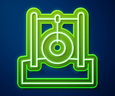 Mavi arka planda izole edilmiş halat ikonunda asılı parlak neon çizgili araba lastiği. Lastik ipli oyun alanı ekipmanları. Vektör.