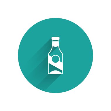 Beyaz bira şişesi ikonu uzun gölgeli. Yeşil daire düğmesi. Vektör.