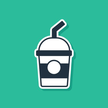 Mavi milkshake simgesi yeşil arkaplanda izole edildi. Kapaklı ve samanlı plastik bardak. Vektör.