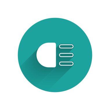 Beyaz Yüksek Işın simgesi uzun gölgeli izole edilmiş. Araba farları. Yeşil daire düğmesi. Vektör.