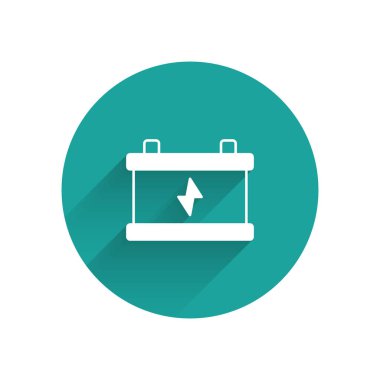 Beyaz araba akü ikonu uzun gölgeli izole edilmiş. Akümülatör bataryası enerji ve elektrik akümülatörü bataryası. Yeşil daire düğmesi. Vektör.