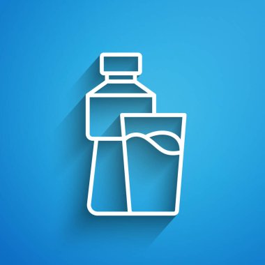 Mavi zemin üzerinde cam simge olan beyaz çizgi şeklinde bir su şişesi. Soda su içme tabelası. Uzun gölge. Vektör.