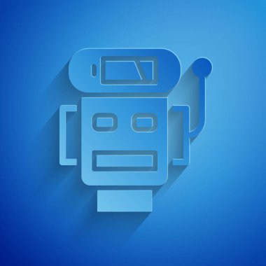 Kağıt kesiği Robot düşük akü şarj ikonu mavi arka planda izole. Yapay zeka, makine öğrenme, bulut hesaplama. Kağıt sanatı tarzı. Vektör.