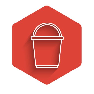 Beyaz çizgi Bucket simgesi uzun gölgeli izole edildi. Kırmızı altıgen düğmesi. Vektör.