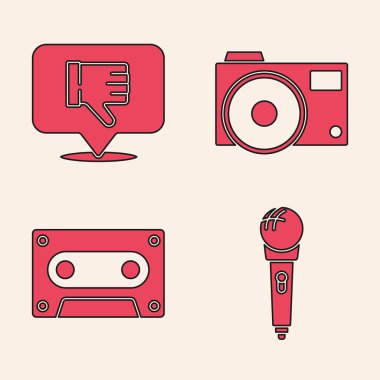 Mikrofonu ayarla, konuşma balonundan hoşlanma, fotoğraf makinesi ve Retro ses kaset ikonu. Vektör.
