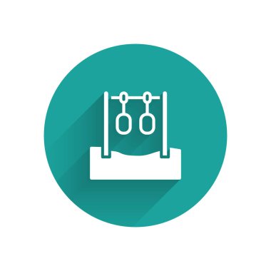 Uzun gölgeli beyaz jimnastik yüzükleri ikonu. Yüzüklü ip asılı oyun alanı ekipmanları. Yeşil daire düğmesi. Vektör.