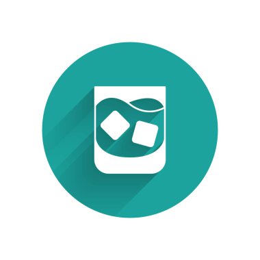 Uzun gölgeli beyaz bardak viski ve buz küpleri ikonu. Yeşil daire düğmesi. Vektör.