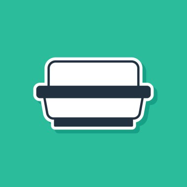 Yeşil arkaplanda izole edilmiş bir tereyağlı ikon. Tereyağlı tuğla tabakta. Süt bazlı ürün. Doğal süt ürünü. Vektör.