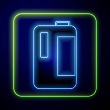 Mavi arka planda izole edilmiş süt ikonu için saplı parlak neon plastik şişe. Bir galon süt. Vektör.