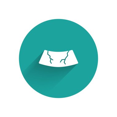 Kırık beyaz cam ikonu uzun gölgeyle izole edilmiş. Yeşil daire düğmesi. Vektör.