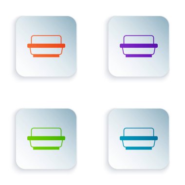 Beyaz arkaplanda izole edilmiş bir tereyağı kabında renk tereyağı simgesi. Tereyağlı tuğla tabakta. Süt bazlı ürün. Doğal süt ürünü. Kare düğmelere renkli simgeleri yerleştir. Vektör.