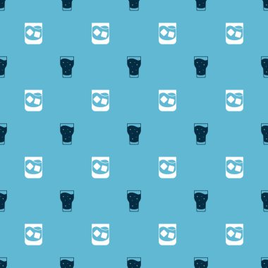 Bir bardak bira ve viskiyi pürüzsüz bir kalıba sokun. Vektör