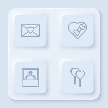 Zarfı sevgililer günü kalbiyle, şekeri kutusuyla, elmas nişan yüzüğüyle ve balonuyla belirle. Beyaz kare düğme. Vektör