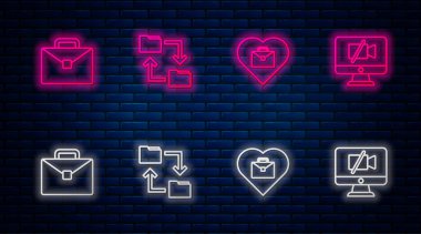 Cloud depolama belge klasörünü, metin çalışmalı kalbi, evrak çantası ve video kamerayı bilgisayarda kapat. Tuğla duvarda parlayan neon simgesi. Vektör