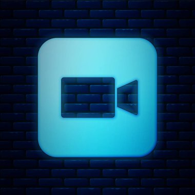 Parlayan neon kamera simgesi tuğla duvar arka planında izole edildi. Video kamera. Film tabelası. Film projektörü. Vektör.