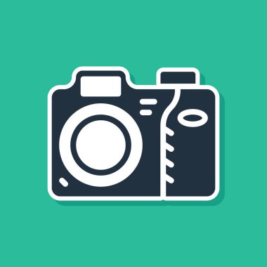 Yeşil arkaplanda mavi fotoğraf makinesi simgesi izole edildi. Fotoğraf makinesi simgesi. Vektör.