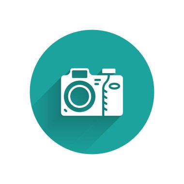 Uzun gölgeli beyaz fotoğraf makinesi simgesi. Fotoğraf makinesi simgesi. Yeşil daire düğmesi. Vektör.