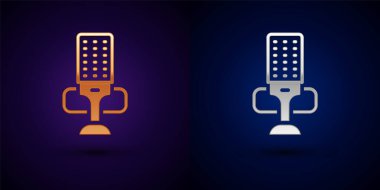 Siyah arkaplanda altın ve gümüş renkli mikrofon simgesi var. Radyodaki mikrofondan. Sözcü işareti. Vektör.