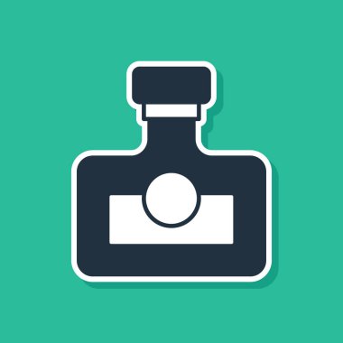 Mavi Alkol içeceği yeşil arka planda izole edilmiş rom şişesi ikonu. Vektör.