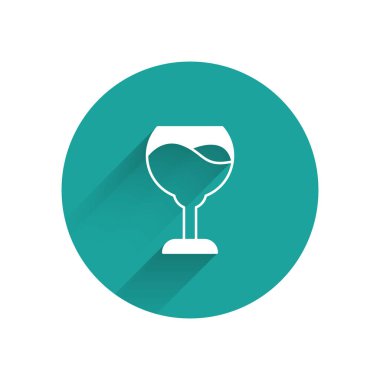 Uzun gölgeli beyaz şarap cam ikonu. Şarap kadehi işareti. Yeşil daire düğmesi. Vektör.