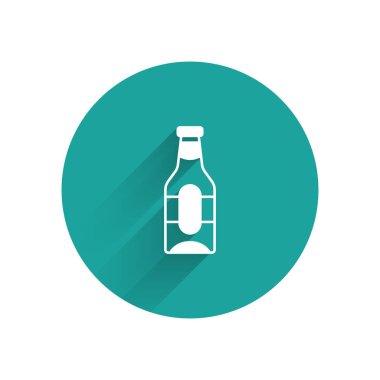 Beyaz bira şişesi ikonu uzun gölgeli. Yeşil daire düğmesi. Vektör.