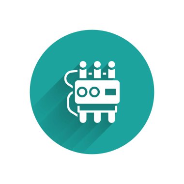 Beyaz Patlayıcı bomba çubuğu ve zamanlayıcı ikonu uzun gölgeli. Saatli bomba - patlama tehlikesi kavramı. Yeşil daire düğmesi. Vektör.