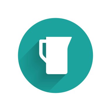 Beyaz süt sürahisi veya sürahi ikonu uzun gölgeli izole edilmiş. Yeşil daire düğmesi. Vektör.