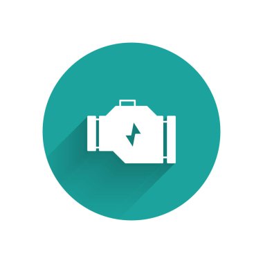 Beyaz Kontrol motor simgesi uzun gölgede izole edildi. Yeşil daire düğmesi. Vektör.