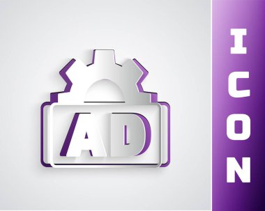 Kağıt kesiği reklam simgesi gri arkaplanda izole edildi. Pazarlama ve tanıtım süreci kavramı. İlgili reklamlar. Sosyal medya reklamcılığı. Kağıt sanatı tarzı. Vektör.