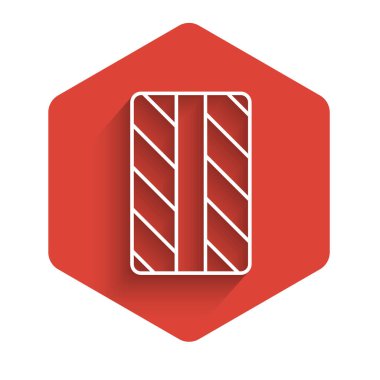 Beyaz çizgili araba tekerleği ikonu uzun gölgeli izole edilmiş. Kırmızı altıgen düğmesi. Vektör.