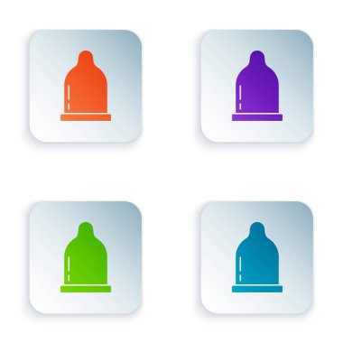 Beyaz arkaplanda izole edilmiş renkli prezervatif simgesi. Güvenli aşk sembolü. Erkekler için doğum kontrol yöntemi. Kare düğmelere renkli simgeleri yerleştir. Vektör.