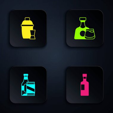 Şarap şişesi, kokteyl karıştırıcı, bira kutusu ve viski bardağı. Siyah kare düğme. Vektör