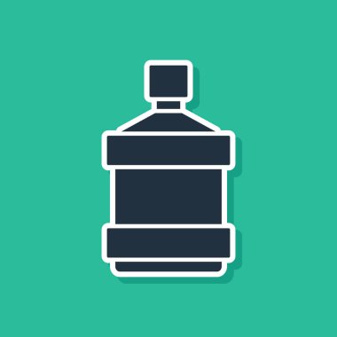 Yeşil arka planda temiz su ikonu olan mavi büyük şişe. Soğutucu için plastik kap. Vektör