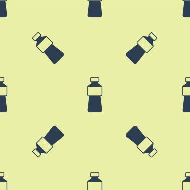 Mavi bir şişe su ikonu sarı arka planda izole edilmiş pürüzsüz desen. Soda su içme tabelası. Vektör