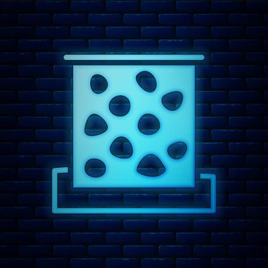 Parlayan neon tırmanma duvarı simgesi tuğla duvar arka planında izole edildi. Vektör