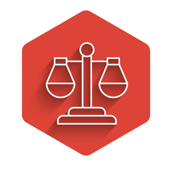 Línea blanca Escalas de justicia icono aislado con sombra larga. Símbolo del tribunal. Signo de balanza. Botón de hexágono rojo. Vector — Vector de stock