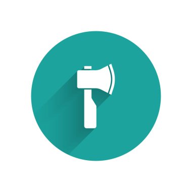 Beyaz tahta balta ikonu uzun gölgeli izole edilmiş. Oduncu baltası. Yeşil daire düğmesi. Vektör.