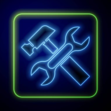 Parlayan neon çakmalı çekiç ve ingiliz anahtarı simgesi mavi arkaplanda izole edilmiş. Donanım aletleri. Vektör.