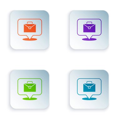 Renk Çevrimiçi çalışma simgesi beyaz arkaplanda izole edildi. Evinde dizüstü bilgisayarla çalışan serbest çalışan bir adam. Uzaktan kumanda. Mesafeli iş kavramı. Kare düğmelere renkli simgeleri yerleştir. Vektör.