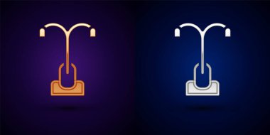 Altın ve gümüş sokak ışık sistemi simgesi siyah arkaplanda izole edildi. Vektör.