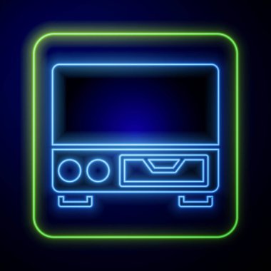 Parlayan neon eski video kaset çalar simgesi mavi arkaplanda izole edildi. Eski güzel hippi video kaset kaydedici. Vektör.