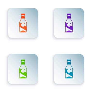 Beyaz arka planda izole edilmiş renkli bira şişesi ikonu. Kare düğmelere renkli simgeleri yerleştir. Vektör.