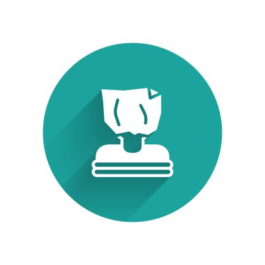 Beyaz Adam Kaçırma ikonu uzun gölgeli izole edilmiş. İnsan kaçakçılığı konsepti. Kaçırılma işareti. Tutuklanmış, suç sembolü. Yeşil daire düğmesi. Vektör.