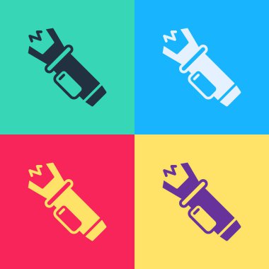 Pop Art Police elektrik şoku ikonu renk arkaplanında izole edildi. Korunma için şok edici. Şok tabancası elektrikli bir silahtır. Vektör.