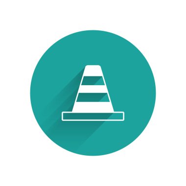 Beyaz trafik konisi simgesi uzun gölgeli izole edildi. Yeşil daire düğmesi. Vektör.