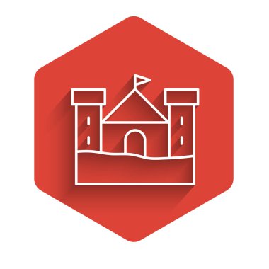 Beyaz çizgi Kumdan kale ikonu uzun gölgeli. Kırmızı altıgen düğmesi. Vektör.