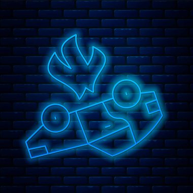 Parlayan neon hattı yanan araba simgesi tuğla duvar arkasında izole edildi. Araba yanıyor. Araba alev ve dumanla kaplanmış. Vektör.