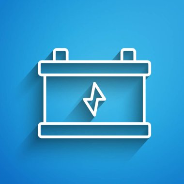 Beyaz çizgili araba aküsü ikonu mavi arka planda izole edildi. Akümülatör bataryası enerji ve elektrik akümülatörü bataryası. Uzun gölge. Vektör.