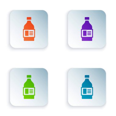 Çamaşır deterjanı, çamaşır suyu, bulaşık deterjanı ya da beyaz arka planda izole edilmiş başka bir temizlik maddesi simgesi için renkli plastik şişe. Kare düğmelere renkli simgeleri yerleştir. Vektör.